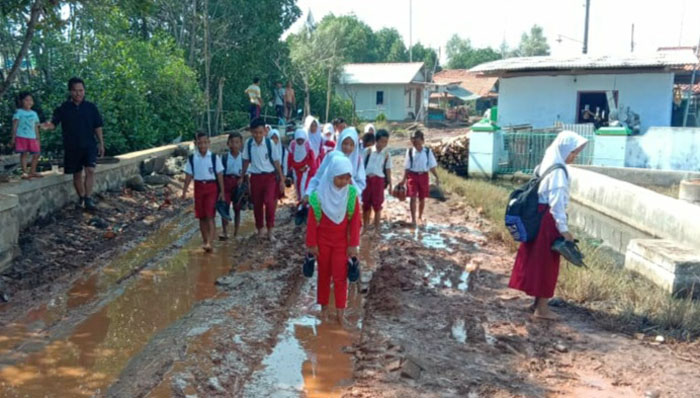 Jalan Berlumpur, Siswa Nyeker Ke Sekolah
