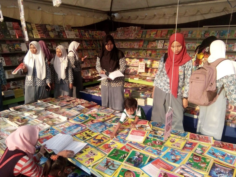 Booth Buku Anak Ramai Dikunjungi