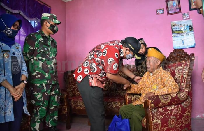 Bupati Asip Kunjungi Mbah Retno yang Merupakan Salah Satu Pasukan Pangeran Samber Nyowo