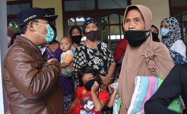 Banjir Meluas dan Pengungsi Terus Bertambah, Warga Buat Dapur Umum