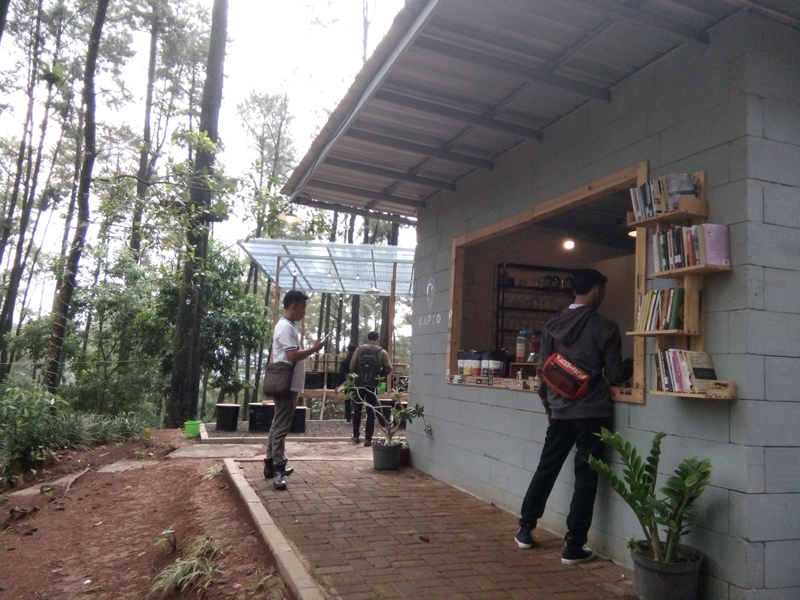 Cafe Kapeo, Sensasi Minum Kopi di Hutan Pinus