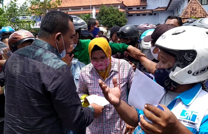 Heboh Dua Anggota DPRD Kabupaten Pekalongan Bagikan Uang di Tengah Aksi Demo