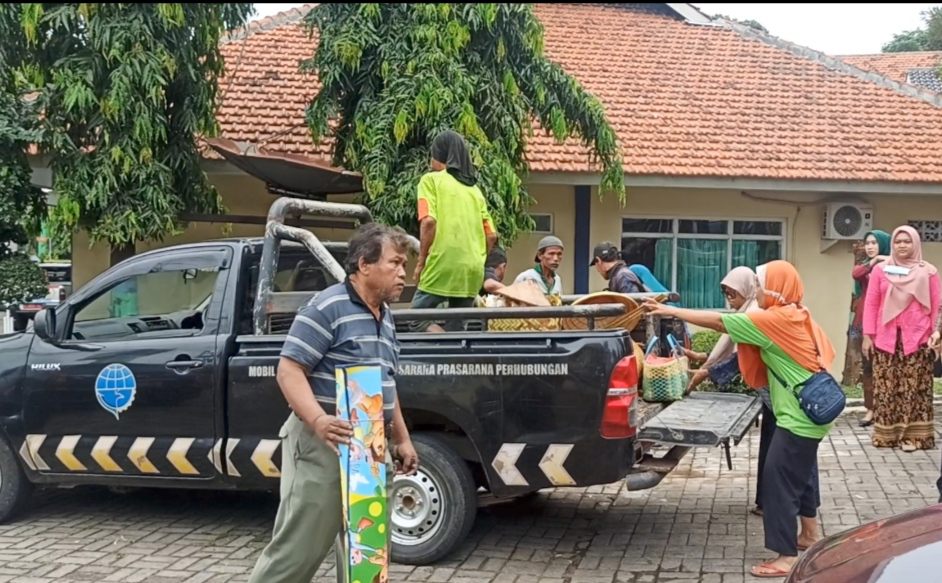 Tuntut Penyesuaian Tarif, Awak Angkutan Mogok, Penumpang Terlantar