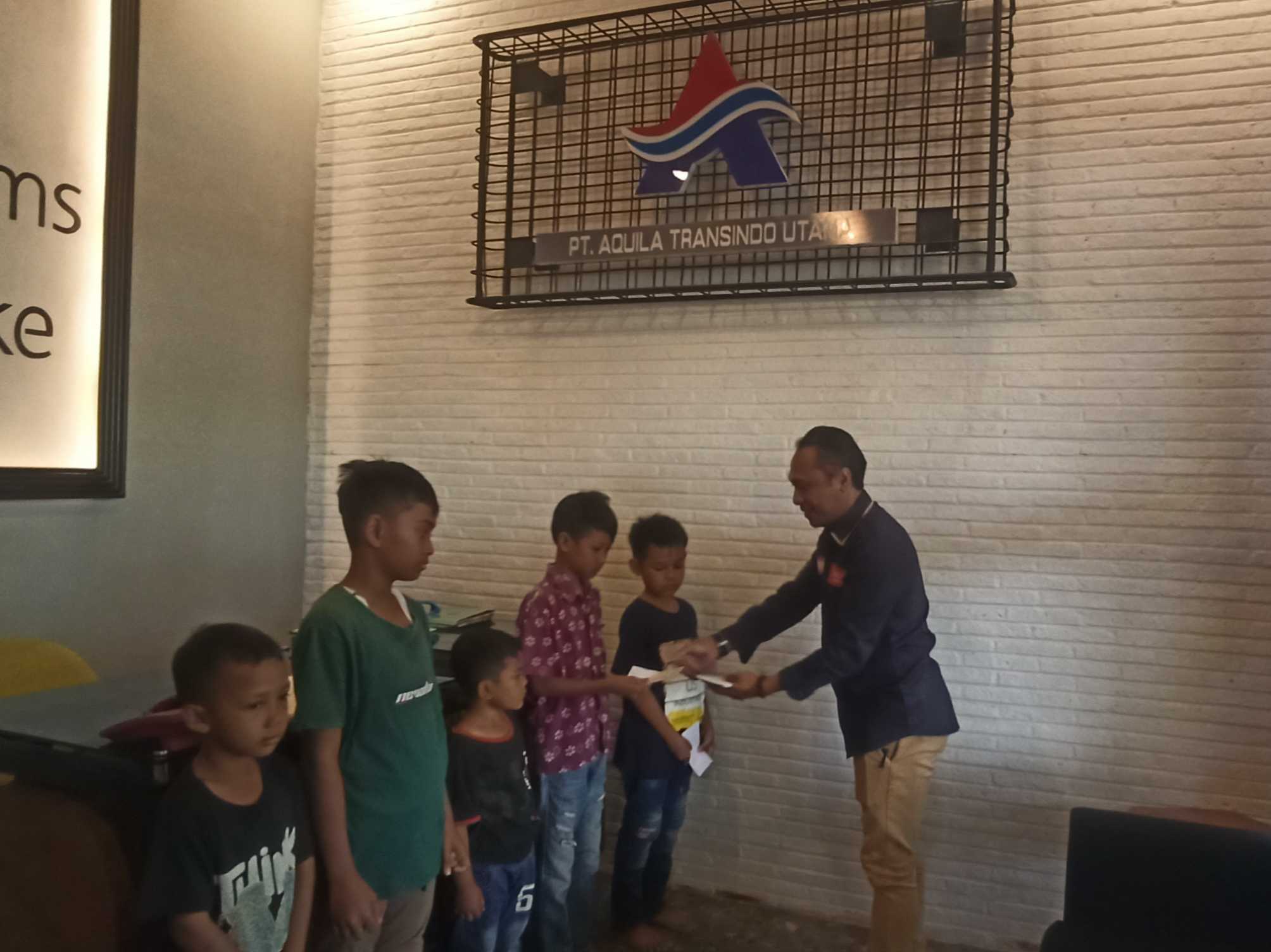 Ulang Tahun, PT Aquila Berikan Santunan Pendidikan untuk Anak Nelayan