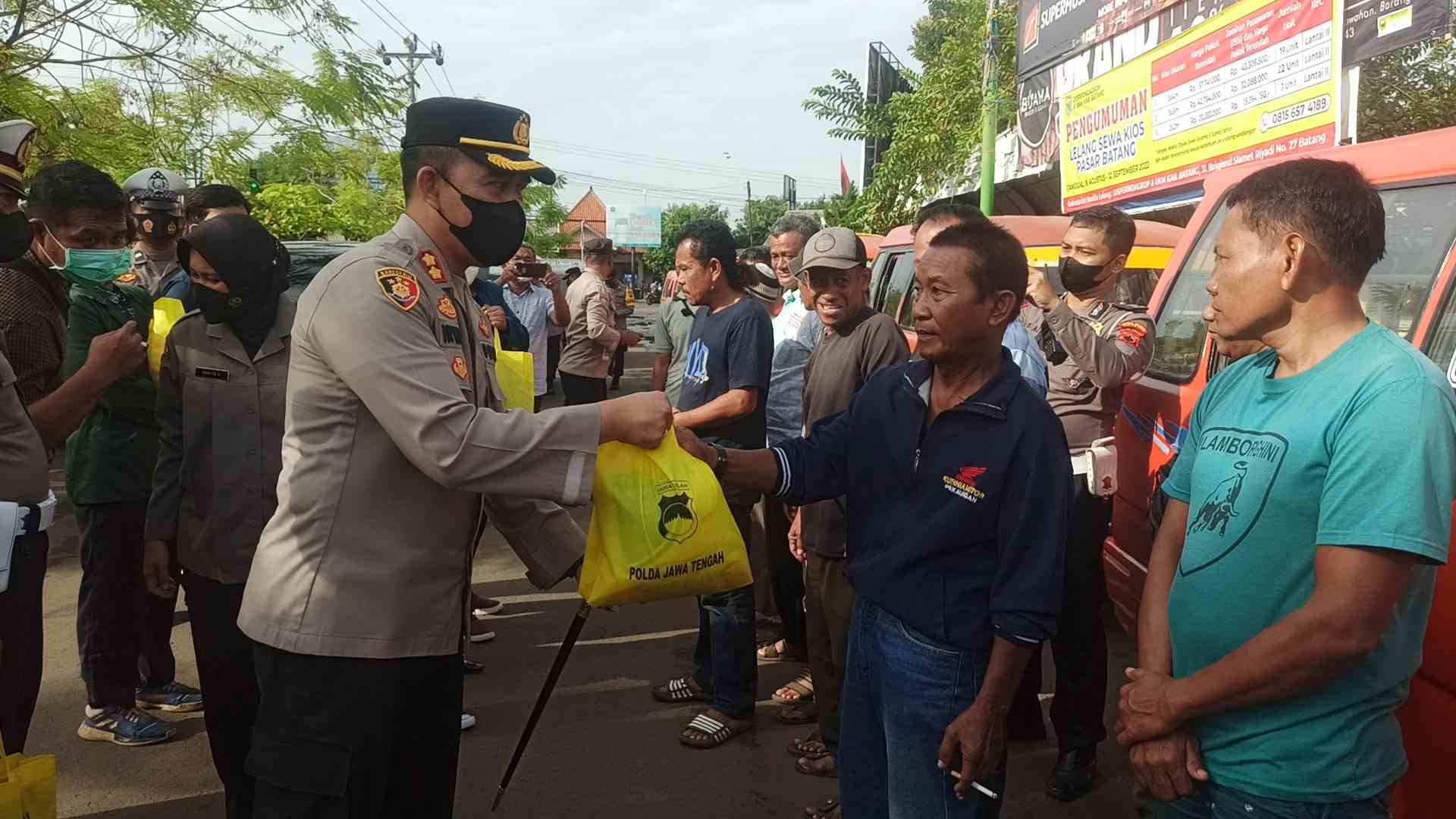 Bantu Warga Terdampak Kenaikan BBM, Polres Batang Serahkan 750 Paket Sembako