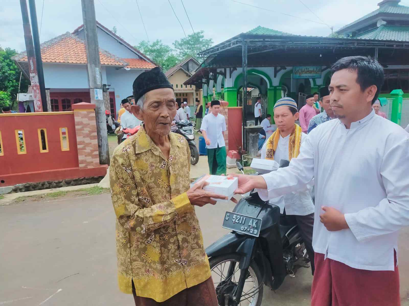 Peduli Ekonomi Umat, RB Adakan Jum'at Berkah di Masjid Nur Rohmat Balong Kulu