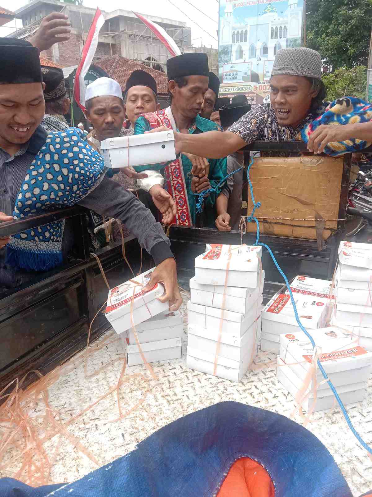 Rizal Bawazier Berbagi Makan Siang di Masjid Jami' Kholiluddin