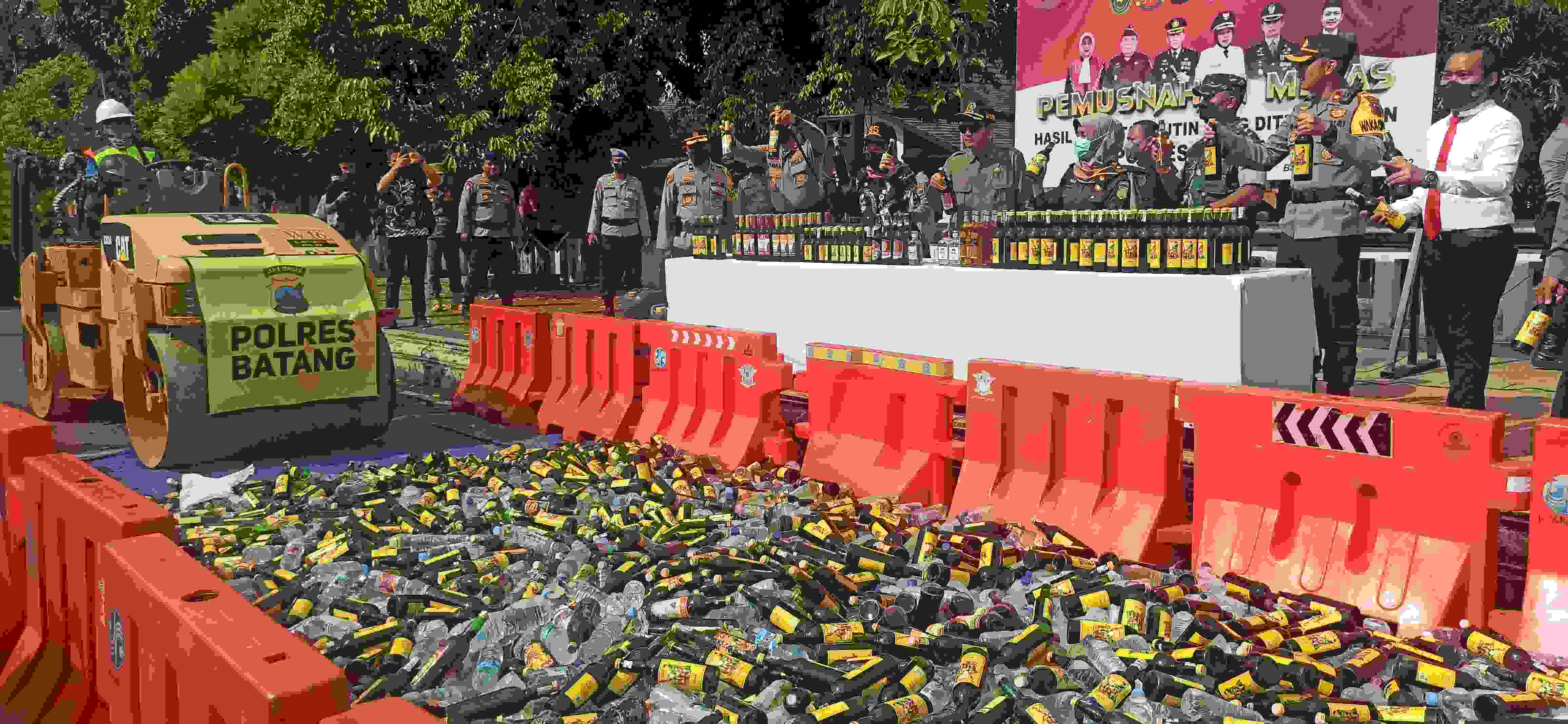 Jelang Nataru, Polres Batang Musnahkan 3.191 Botol Miras