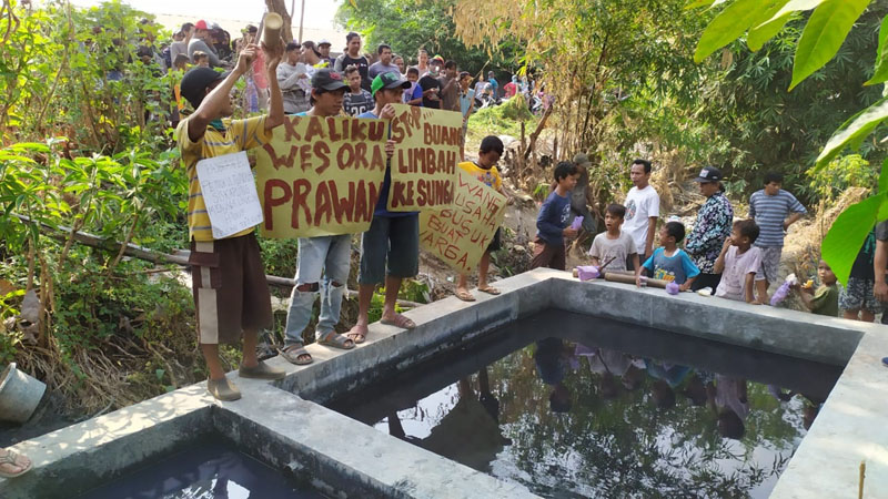 Ratusan Warga Demo Tolak Pembuangan Limbah Jeans Wash ke Sungai