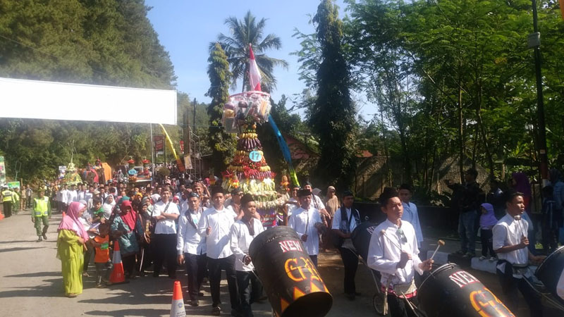 Festival Gunungan Syawalan Linggo Asri Diserbu Ribuan Pengunjung