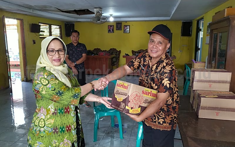 Pastikan Warga Tak Kekurangan Makanan, Ketua DPRD Kabupaten Pekalongan Serahkan Bantuan