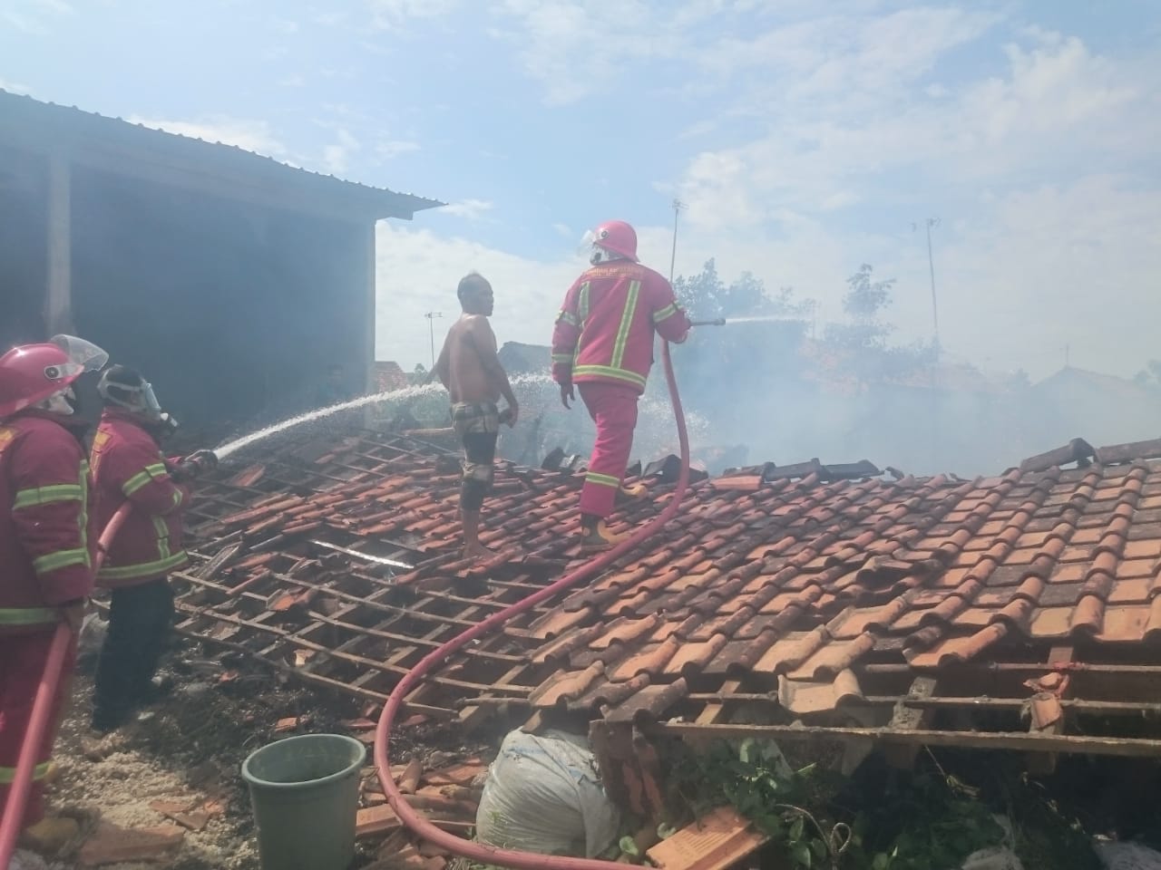 Gudang dan Tempat Usaha Pemrosesan Kapuk di Karangmalang Ludes Terbakar