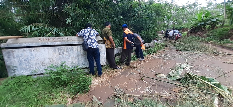 Membahayakan, Pondasi Jembatan Sawangan Longsor