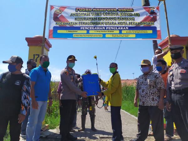 Kapolres Serahkan Bantuan Peralatan dan Masker untuk Kampung Siaga Covid-19 Kandang Panjang