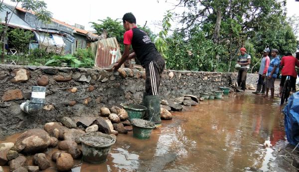 Warga Tirto Bangun Tanggul Permanen Kali Bremi secara Swadaya