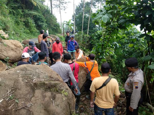 Matrial Longsor Tutup Akses Jalan Dua Desa di Petungkriyono