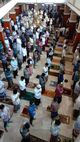 Seribu Jamaah Ikut Sholat Jumat Perdana di Masjid Darul Muttaqin Batang