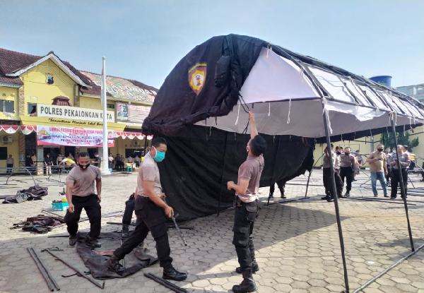 Puluhan Anggota Polres Pekalongan Kota Berlomba Pasang Bongkar Tenda Pantau