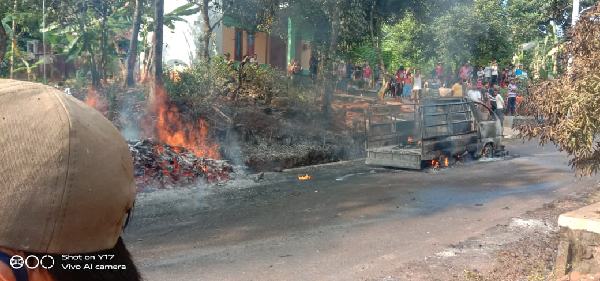 Mobil Pick Up Angkut Puluhan Liter Solar Ludes Terbakar