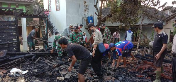 Dini Hari, Kebakaran Lahap Rumah Muflihin di Limpung Batang
