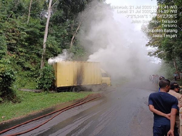 Truk Tak Kuat Menanjak Tabrak Tiang Listrik, Sopir dan Kenek Tewas
