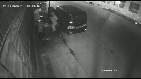 Aksi Pencuri Minyak Terekam Kamera CCTV, Pelaku Gunakan Mobil Pribadi
