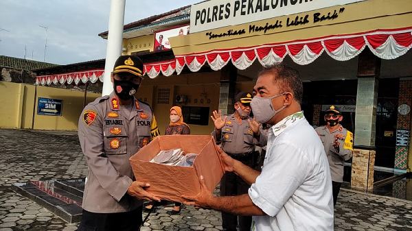 Keluarga Jenderal Hoegeng Serahkan 500 Masker untuk Polres Pekalongan Kota