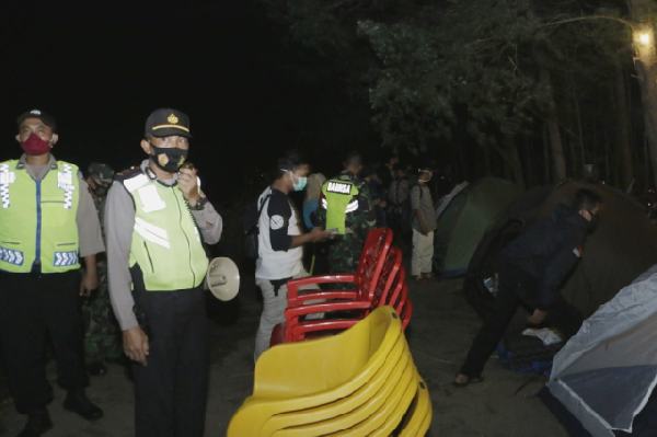 Petugas Bubarkan Kegiatan Camping di Pantai Sigandu