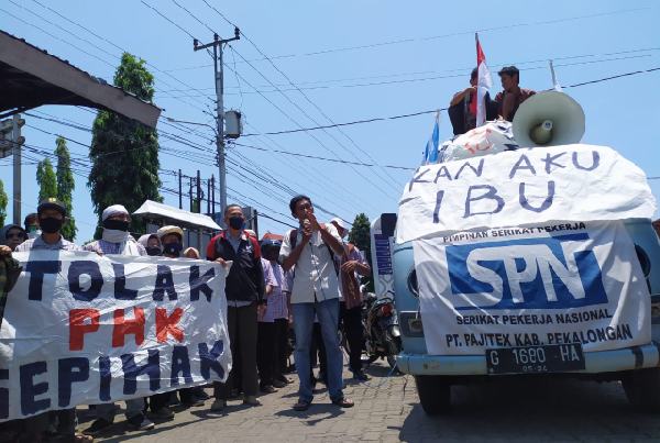 Protes PHK, Ratusan Buruh PT Pajitex Aksi Turun ke Jalan