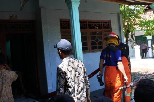 Diduga Korsleting Listrik, Rumah Warga Terbakar