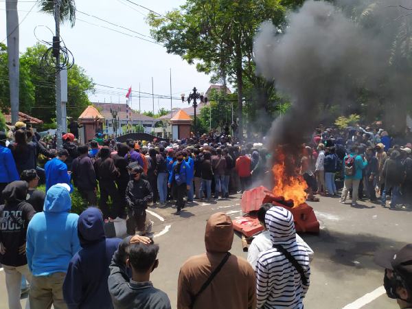 Aksi Penolakan UU Cipta Kerja di DPRD Kota Pekalongan Berlangsung Ricuh