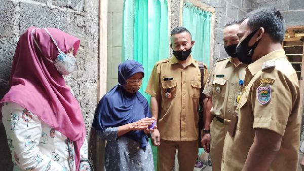 Dengan Penghasilan Rp 3 Ribu/hari, Tiah Harus Merawat Cucunya yang Yatim Piatu