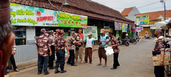 Sambut Hari Pahlawan, FKPPI 1136/Batang Bagikan Makanan Pada Kaum Dhuafa
