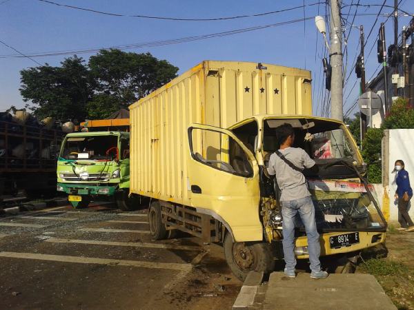 Tiga Truk Terlibat Kecelakaan di Jalur Pantura Batang