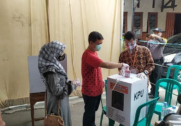 Aap Mencoblos di TPS 17 Kelurahan Bendan Kergon pada Pukul 09.55, Targetkan Raih Kemenangan