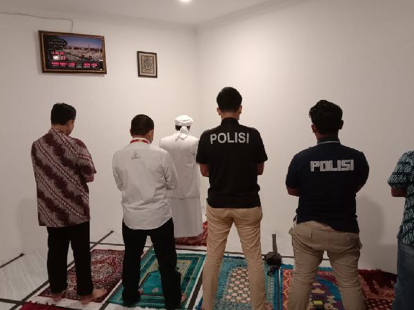 Rizieq Shihab dan Polisi Tunaikan Salat Maghrib Berjamaah