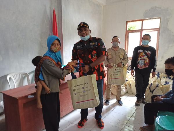 Ratusan Paket Sembako Disalurkan untuk Korban Tanah Bergerak