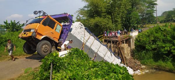 Mistis, Ikuti Google Map Truk Tronton Masuk Desa dengan Perlintasan Sempit