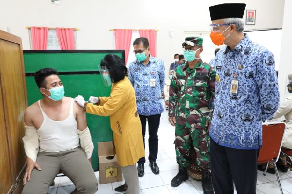 Ganjar Dorong Adanya Percepatan Vaksinasi Tenaga Kesehatan