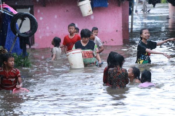 Ribuan Rumah Terendam Banjir, Ratusan Warga Mengungsi