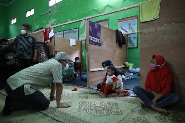 Ganjar Pastikan Pengungsi Merapi Sehat dan Stok Logistik Aman