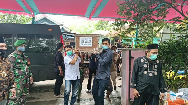 Alm Kaptain Didik Korban Jatuhnya Sriwijaya Air Dimakamkan di Samping Ibunya