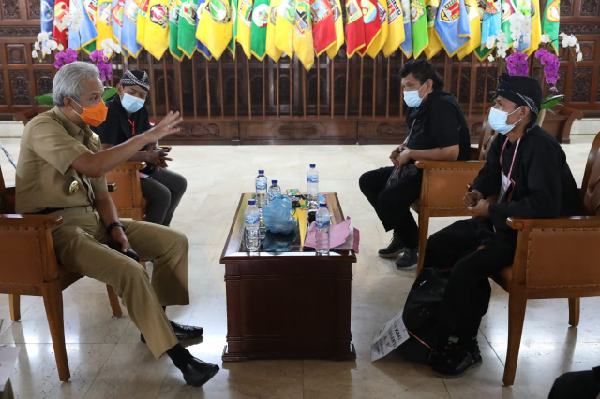 Lapor Pencemaran Lingkungan, Lilik Rela Jalan Kaki Rembang-Semarang untuk Temui Ganjar