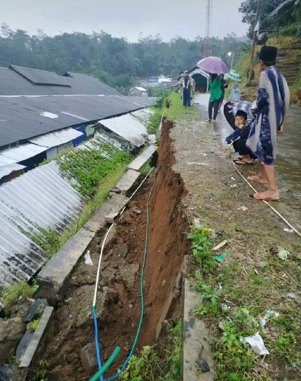 Talud Pasar Paninggaran Longsor, 8 Lapak Tertimbun