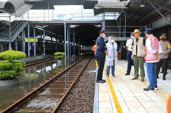 Landasan Pacu Tergenang, Menhub Minta Angkasa Pura Evaluasi Penanganan Banjir di Bandara