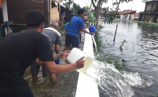 Ratusan Warga Tirto Gelar Aksi Kuras Banjir pakai Ember dan Panci