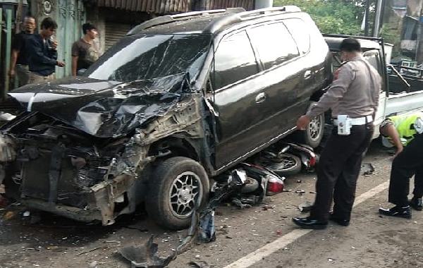 Apes, Enam Kendaraan Milik Korban Banjir 'Diseruduk' Truk