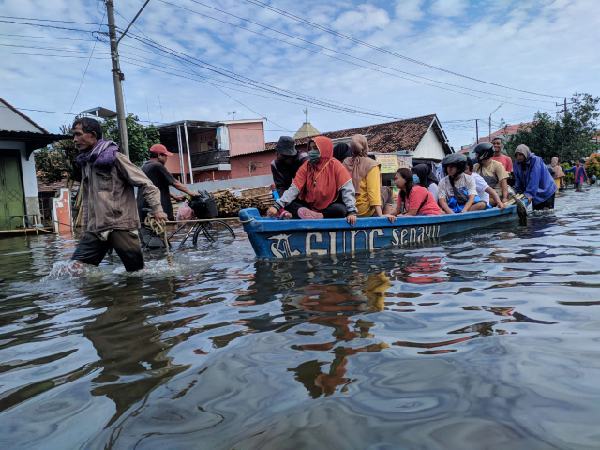 Jasa Ojek Perahu Menuai Berkah di Tengah Banjir