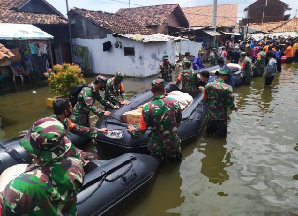 TNI Polri dan Komunitas Pekalongan Tanggap Distribusikan Bantuan ke Pabean