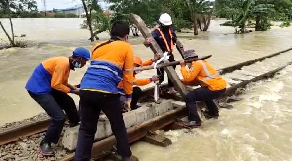 Banjir sebabkan Sejumlah KA Jarak Jauh Lintas Utara Batal Berangkat